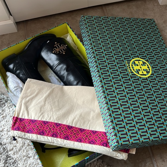 💕TORY BURCH💕 KIERNAN RIDING BOOTS IN BLACK CALF LEATHER w/ GOLD HARDWARE - Picture 2 of 13